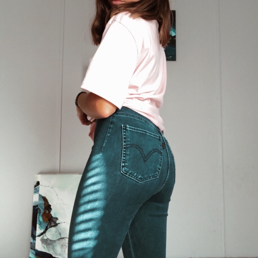 SOLD!! Runaround Super Skinny Levi’s